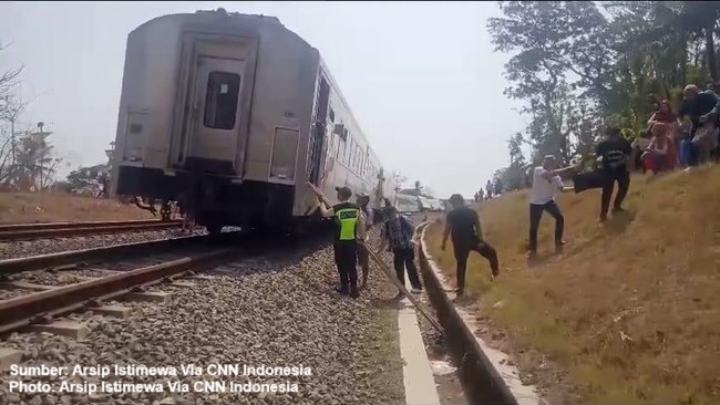 kereta argo semeru anjlok